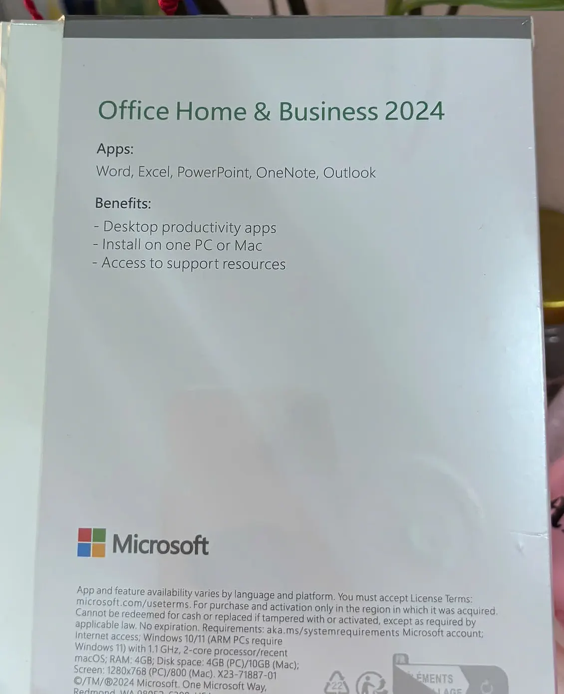 Mặt sau hộp Office Home and Business 2024 liệt kê Word, Excel, PowerPoint, OneNote, Outlook